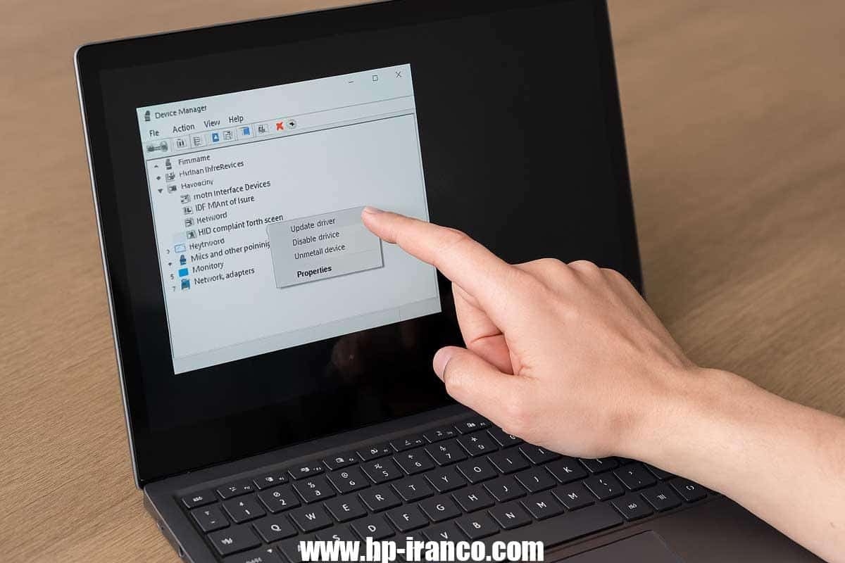 ر هفتم: نمایشگر با اثر انگشت و دستمال میکروفایبر در حال تمیز کردن.